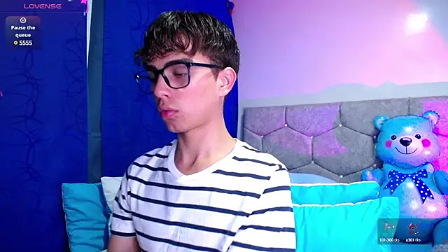 OwenBluee online show from February 4, 2025, 5:42 am