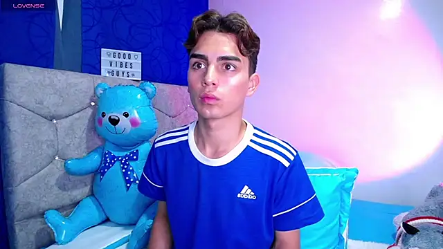 OwenBluee online show from February 26, 2025, 3:32 am