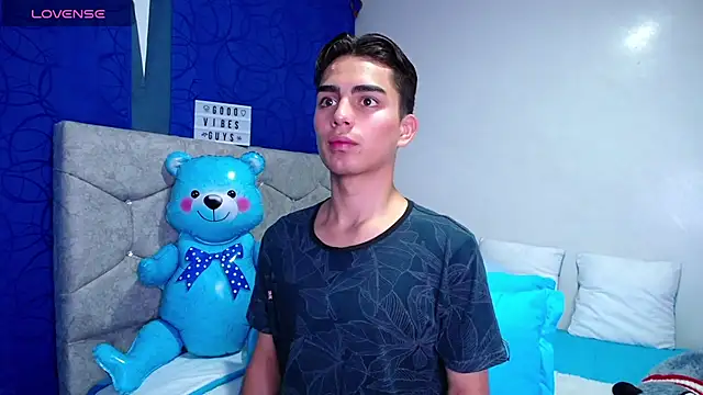 OwenBluee online show from March 4, 2025, 5:32 am