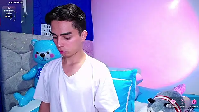 OwenBluee online show from March 7, 2025, 6:57 am