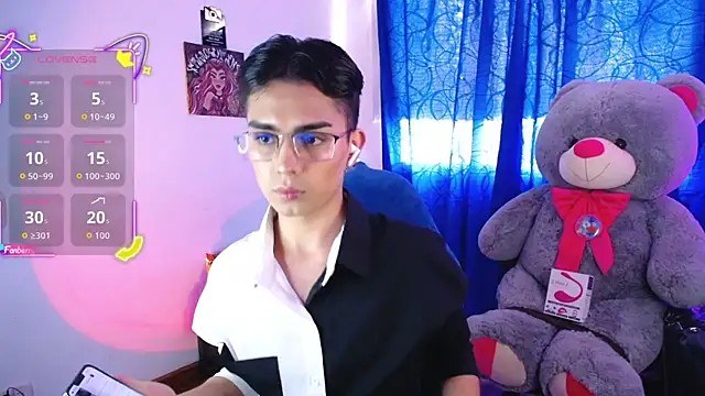 Snapshot of OwenBluee chatting on July 13, 2026, 4:32 pm OwenBluee online show from July 13, 2026, 4:32 pm