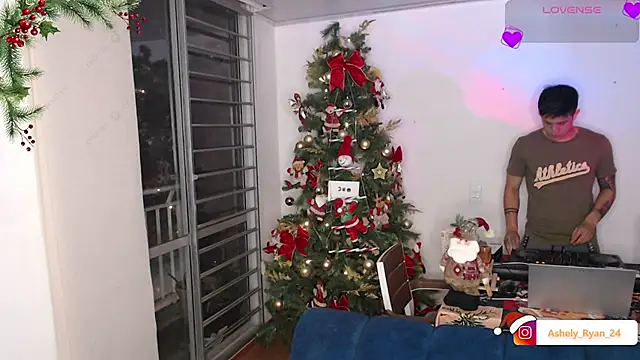 ashely ryan24 online show from December 17, 2025, 11:44 pm