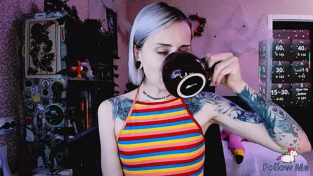 NaniMoore online show from November 9, 2025, 8:18 pm