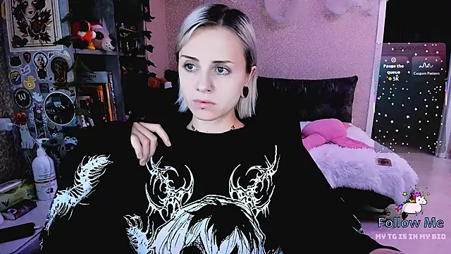 NaniMoore online show from November 14, 2025, 9:02 pm