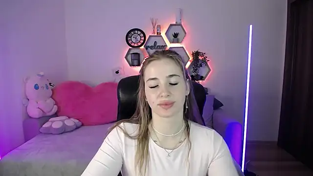 SabrinViolet online show from April 17, 2026, 8:06 am