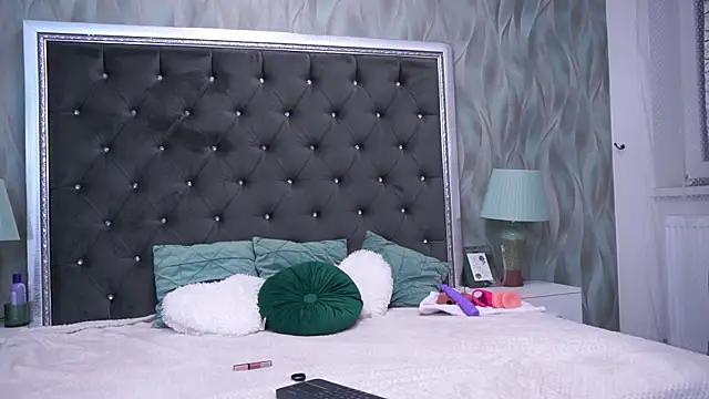 AnneHove online show from December 6, 2024, 6:17 pm