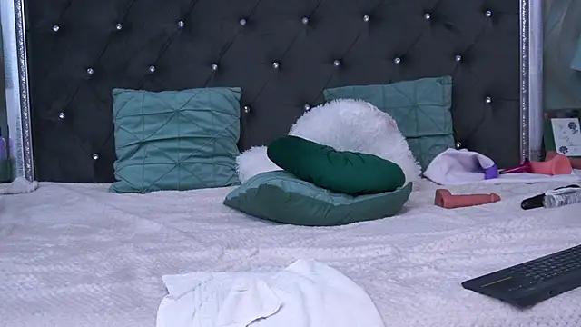 AnneHove online show from December 7, 2024, 11:23 pm