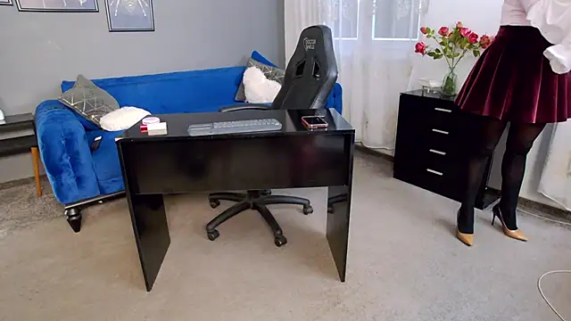 AnneHove online show from November 17, 2025, 6:08 am