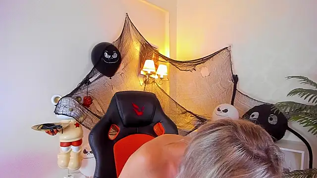 AriFleow online show from October 28, 2025, 11:47 am