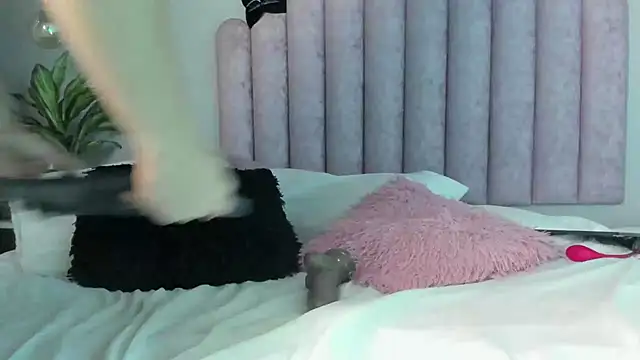 SusanBenett online show from February 11, 2025, 2:35 am