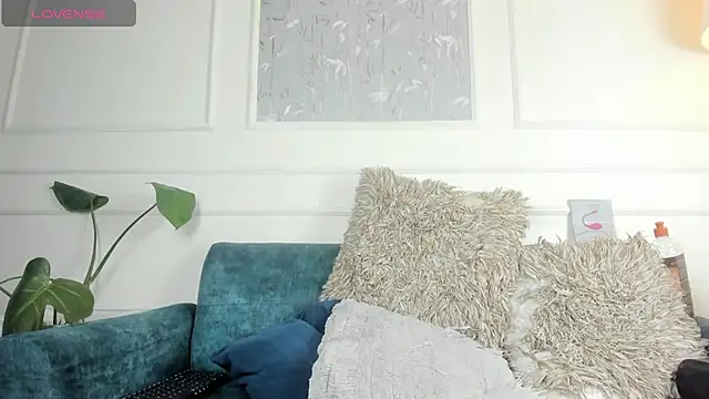 yossi peach cute online show from April 18, 2026, 8:20 pm