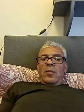 Picolo4111 online show from October 2, 2025, 4:03 pm