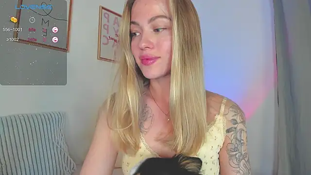 Snapshot of damn_cutie chatting on September 19, 2025, 7:25 pm damn cutie online show from September 19, 2025, 7:25 pm