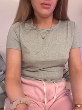 Snapshot of Holly-Glamour chatting on November 23, 2025, 4:34 am Holly-Glamour online show from November 23, 2025, 4:34 am