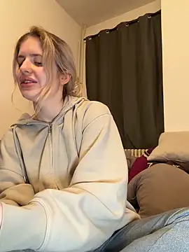 Holly-Glamour online show from March 29, 2026, 9:26 pm