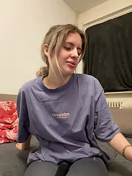 Holly-Glamour online show from July 31, 2026, 8:41 pm