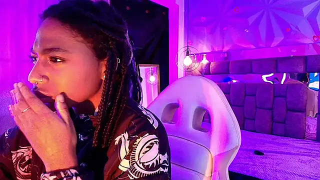 Queen perla  online show from February 22, 2026, 1:07 am