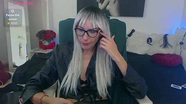 EvelynQueenn online show from October 7, 2025, 5:37 am