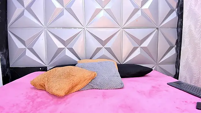 SofiAndNicol online show from March 5, 2026, 11:06 am