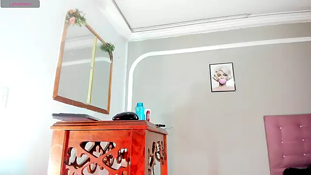 Snapshot of Jimena_Grey chatting on October 26, 2025, 6:58 pm Jimena Grey online show from October 26, 2025, 6:58 pm