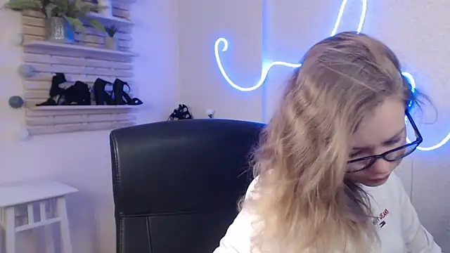 Snapshot of holly_xglam chatting on February 14, 2025, 2:28 am holly xglam online show from February 14, 2025, 2:28 am