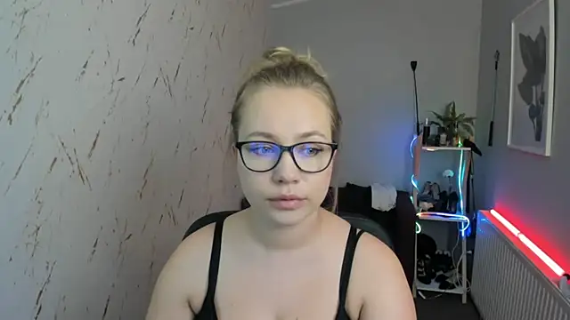 Snapshot of holly_xglam chatting on September 10, 2025, 4:51 pm holly xglam online show from September 10, 2025, 4:51 pm