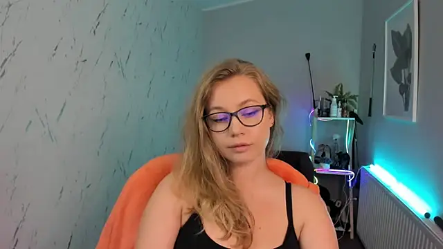 Snapshot of holly_xglam chatting on September 23, 2025, 5:27 pm holly xglam online show from September 23, 2025, 5:27 pm
