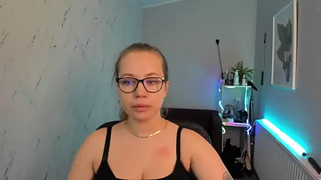 Snapshot of holly_xglam chatting on September 24, 2025, 5:05 pm holly xglam online show from September 24, 2025, 5:05 pm