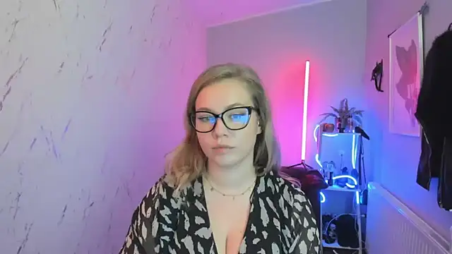 holly xglam online show from October 29, 2025, 7:04 pm