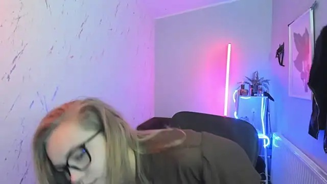 holly xglam online show from October 30, 2025, 6:30 pm