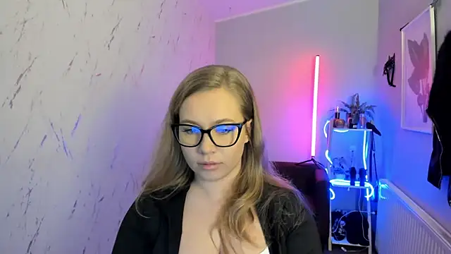 holly xglam online show from November 5, 2025, 8:20 pm