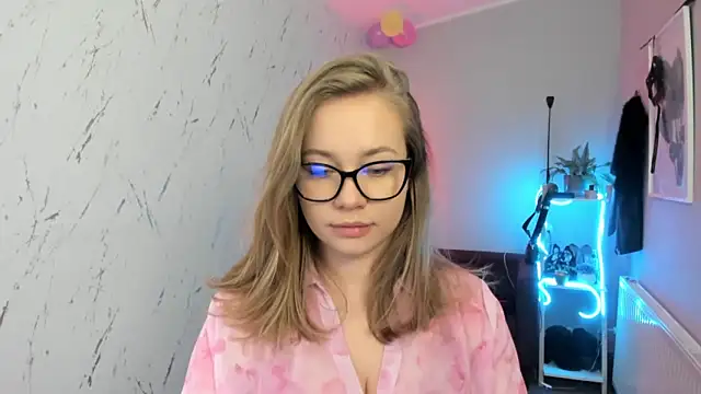 holly xglam online show from February 11, 2026, 7:52 pm