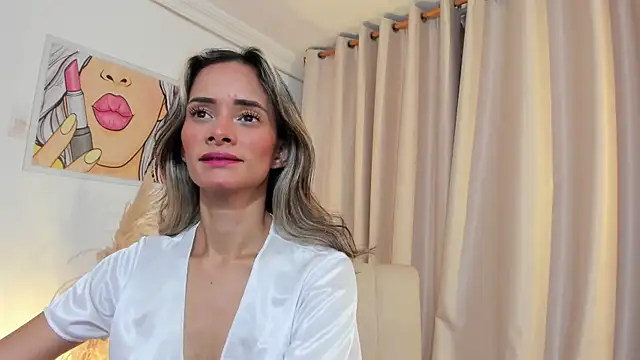 SkiinnyAna online show from April 25, 2026, 7:33 pm