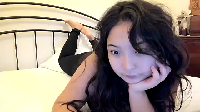 cutie mio online show from October 5, 2025, 1:42 pm