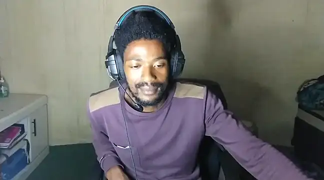 Snapshot of gldnmvsk_XO chatting on March 5, 2025, 8:53 pm gldnmvsk XO online show from March 5, 2025, 8:53 pm