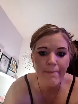 EverlynnCynn20 online show from September 11, 2025, 10:15 am