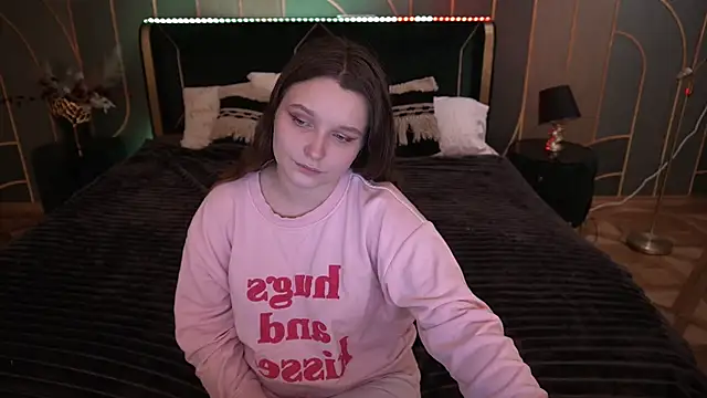 MagicPeachh  online show from December 3, 2025, 1:53 pm