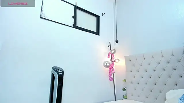 Snapshot of Victoria_Coleman chatting on October 17, 2025, 7:27 pm Victoria Coleman online show from October 17, 2025, 7:27 pm