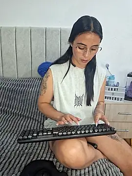 Snapshot of anny_roberts chatting on May 27, 2026, 8:06 pm anny roberts online show from May 27, 2026, 8:06 pm