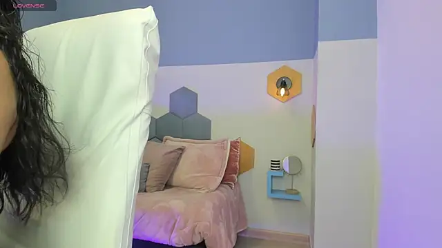 Chloe fischer  online show from October 23, 2025, 2:38 pm