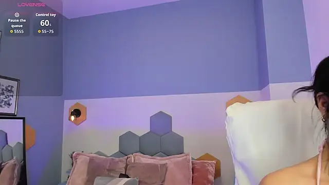 Chloe fischer  online show from October 28, 2025, 2:53 pm