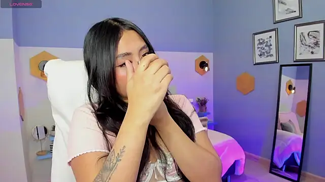 Chloe fischer  online show from November 26, 2025, 3:13 pm