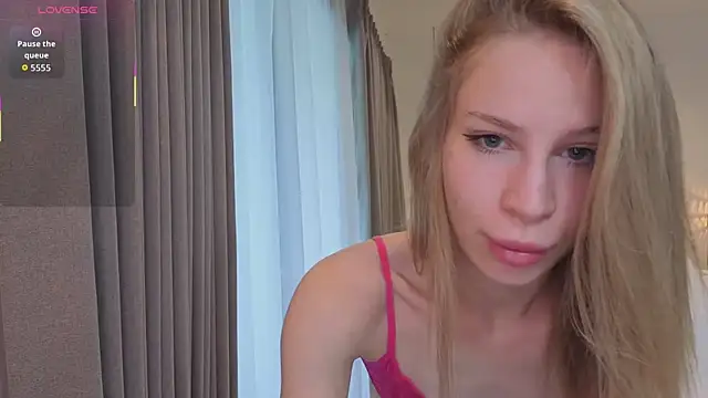 Elis Fox online show from December 18, 2025, 11:11 pm