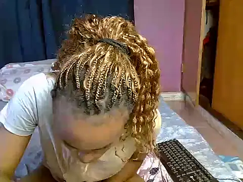 Queen petite  online show from February 3, 2026, 4:32 am