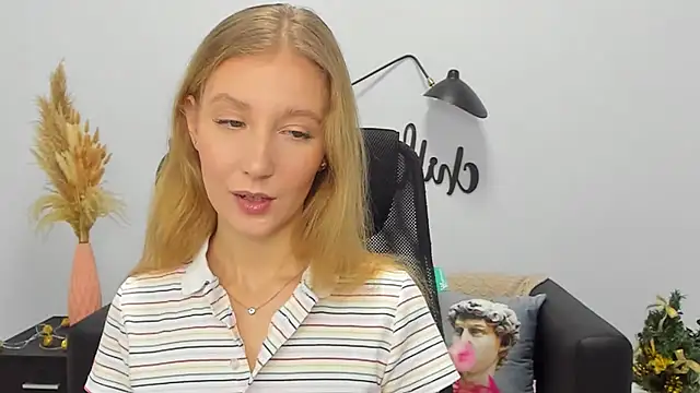 LolaWilsons online show from January 5, 2025, 10:10 am