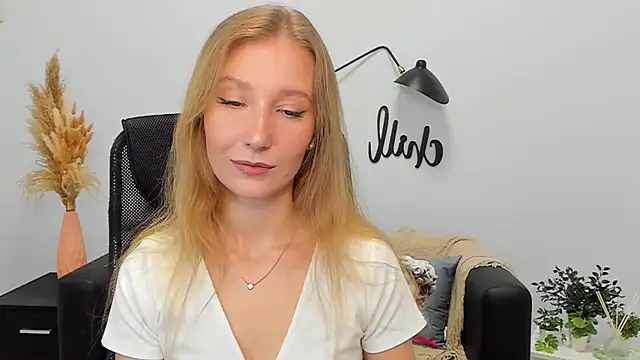 LolaWilsons online show from February 19, 2025, 9:17 am