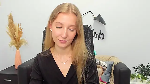 LolaWilsons online show from March 6, 2025, 3:13 pm