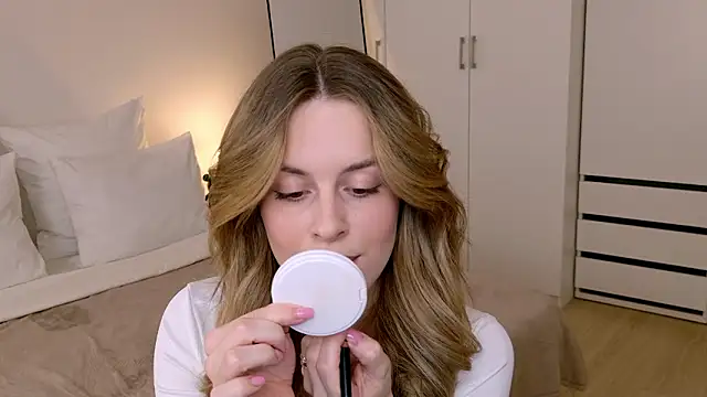 RozzitaBedberry online show from February 15, 2026, 2:58 pm