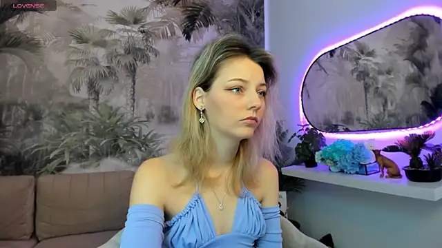 pretty little thing online show from January 13, 2025, 5:44 pm