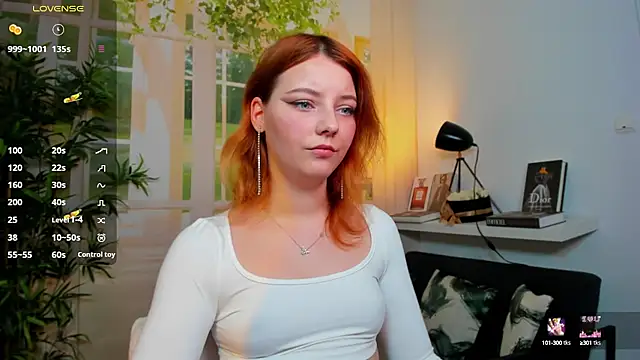 pretty little thing online show from October 16, 2025, 3:02 pm